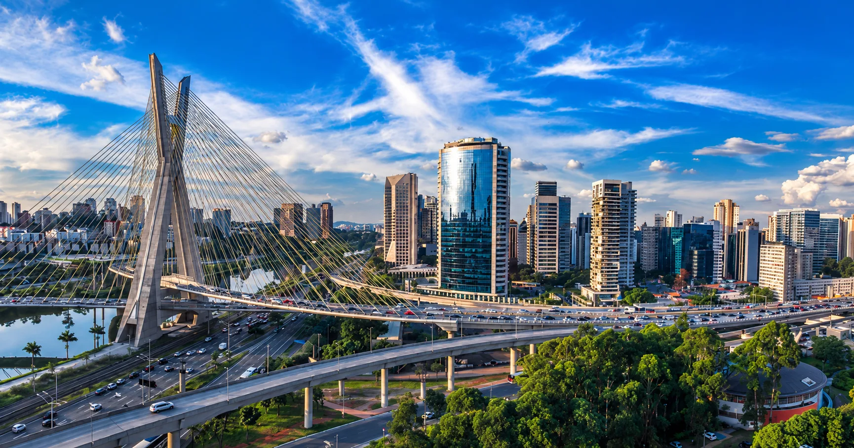 Ponte Estaiada e paisagem urbana de São Paulo